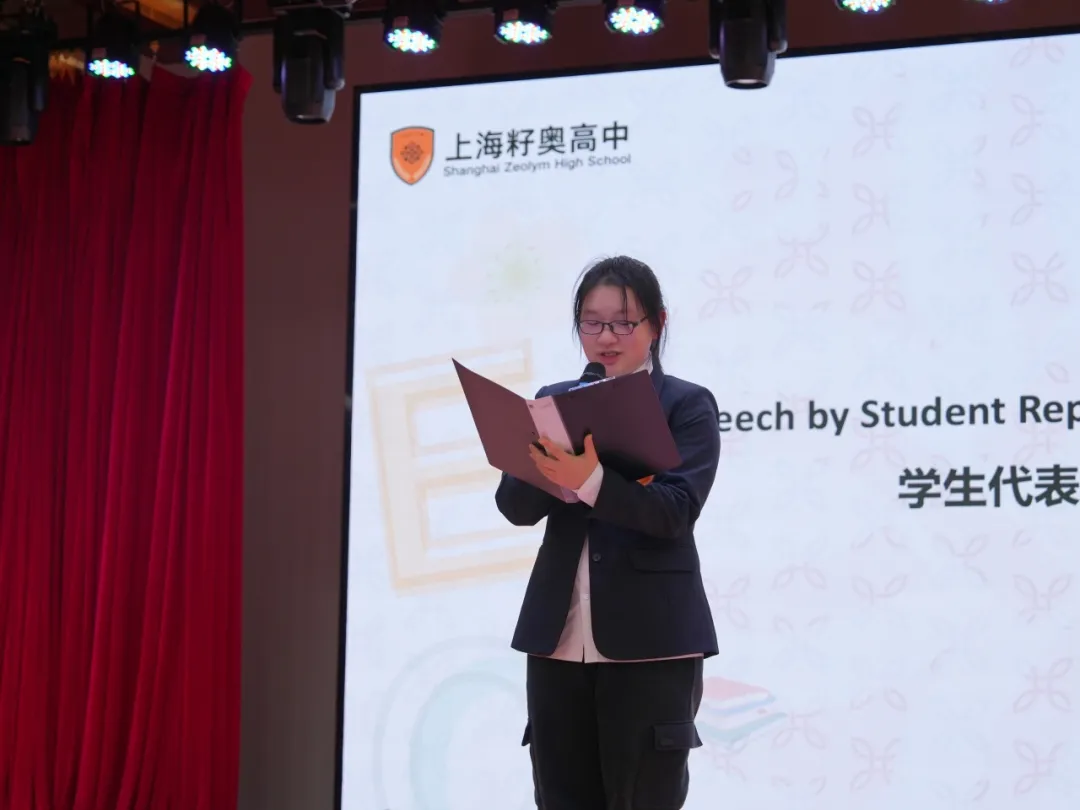 教师代表以幽默口吻复盘本学期的校园日常