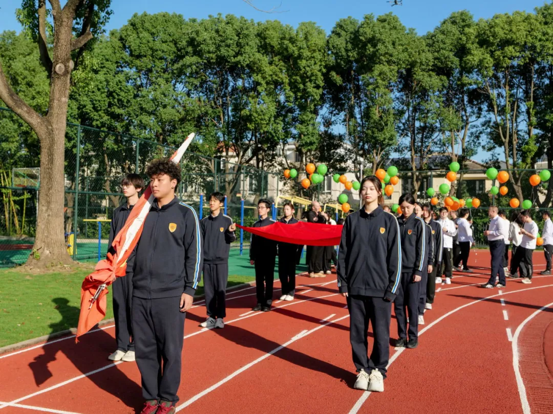 护旗队迈着铿锵有力的步伐入场,五星红旗冉冉升起;