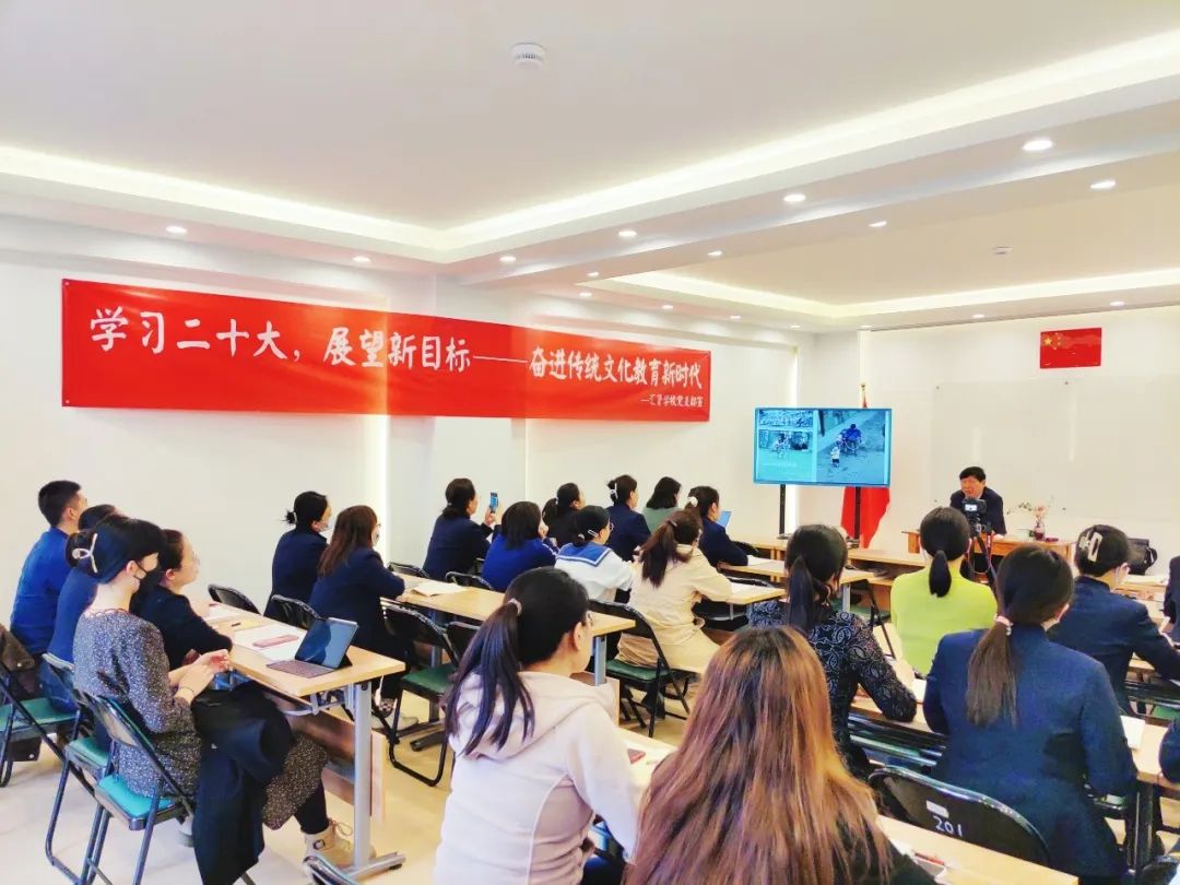 肖老师在培训中,分别例举了《故宫博物院》(图 2)