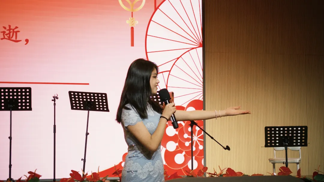五名参赛师生需站成一横排，完美复刻自己在位置的火柴人的动作