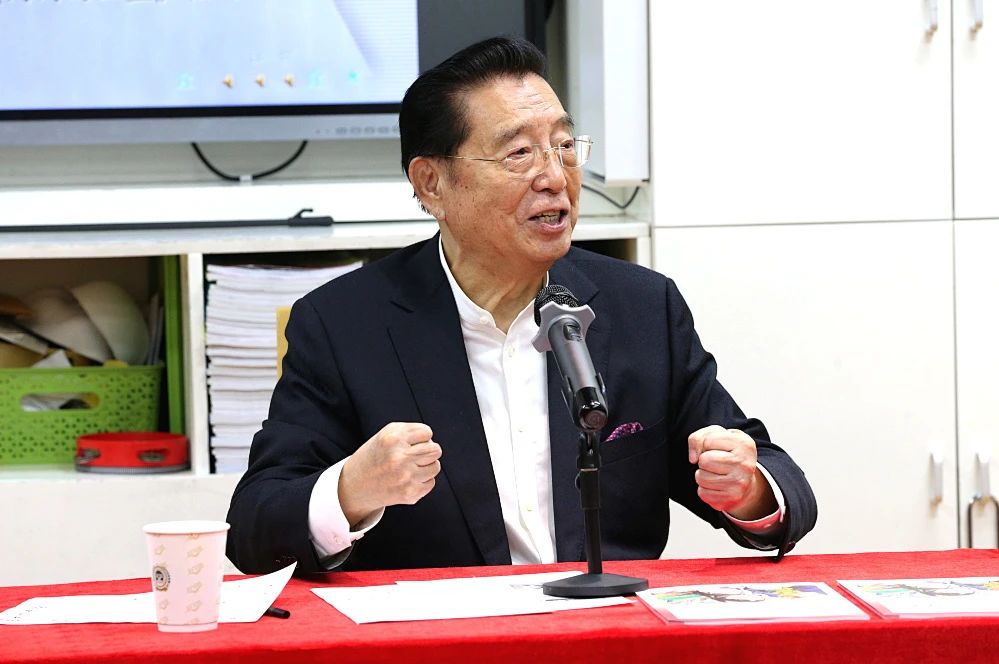 正因如此,在那个看露天电影的时代,当这首歌响起