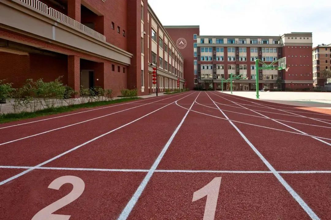 人大附中西山学校国际部(AP项目)属于公立学校国际课程项目。（图 2）