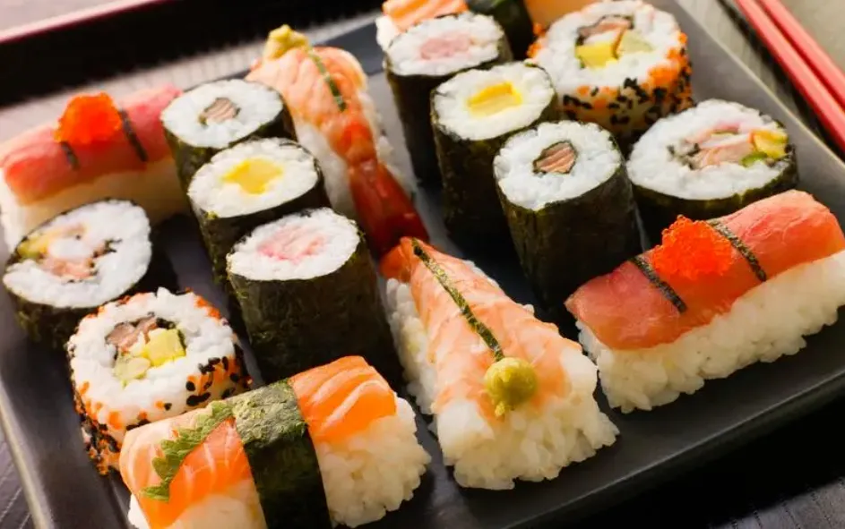 戴厨师帽化身料理家,亲手制作醋饭、卷裹海苔