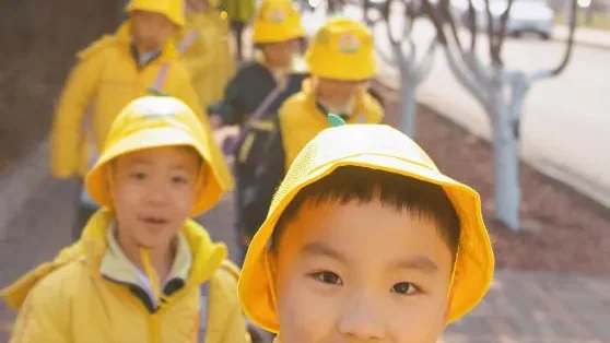徒步寻春色，巧手藏花香 —— 天津泰达枫叶幼儿园春日踏春纪实：自然教育点亮童真童年
