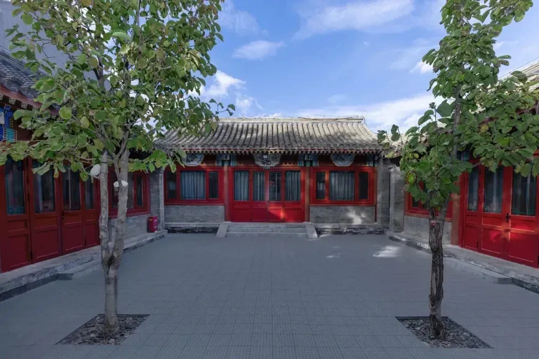 校园内保留着鲁迅先生和周作人故居;鲁迅书院亦是学校的图书馆;同时