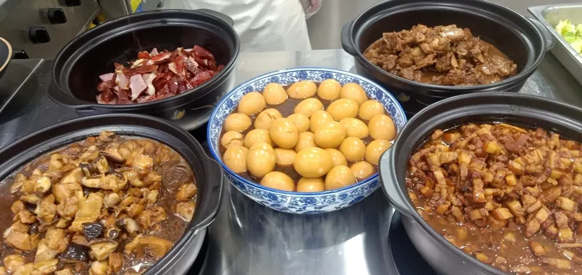 学校拥有一个可容纳三千学生的食堂,学校伙食整体评价不错。(图 2)