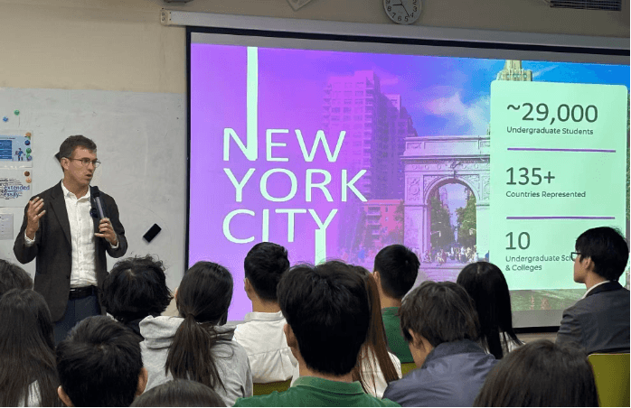 现场座无虚席,同学们凝神倾听、积极互动(图 2)