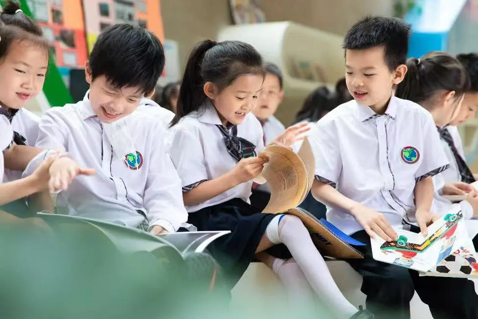 教学楼的楼梯间，是孩子们的 阅读爬藤墙 ，每一张读书分享海报（图 5）