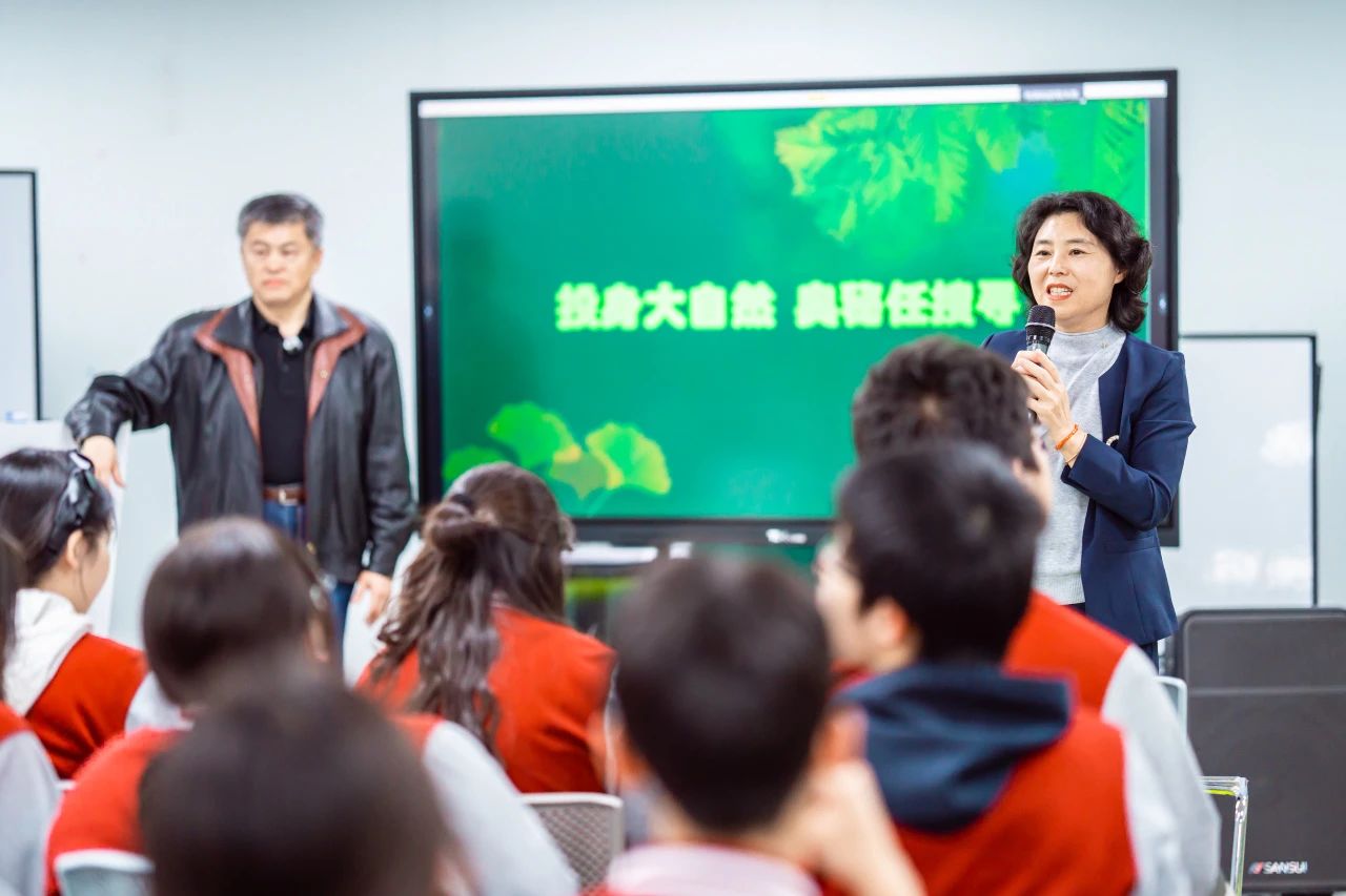 作为引进北大、中科院等顶尖高校与学术组织学习项目的外国语学校