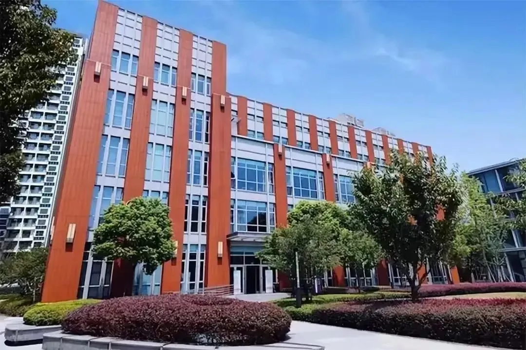 看课程体系以及国际认证,没有认证的学校就不能算是国际化学校