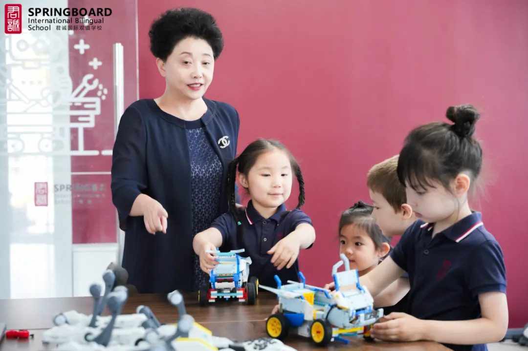 小学1到3年级的学生,和机器人、机器狗一起跑步