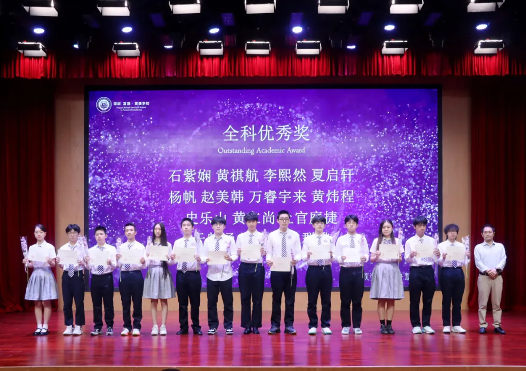 一张张年轻的脸庞自信昂扬,一份份沉甸甸的奖状熠熠生辉。