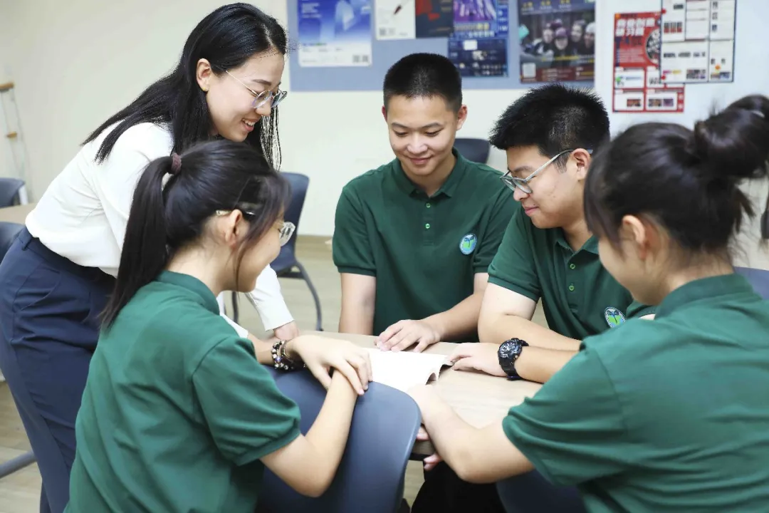 我们在选拔教师时,虽然也重视职称与学历,但不唯职称、唯学历