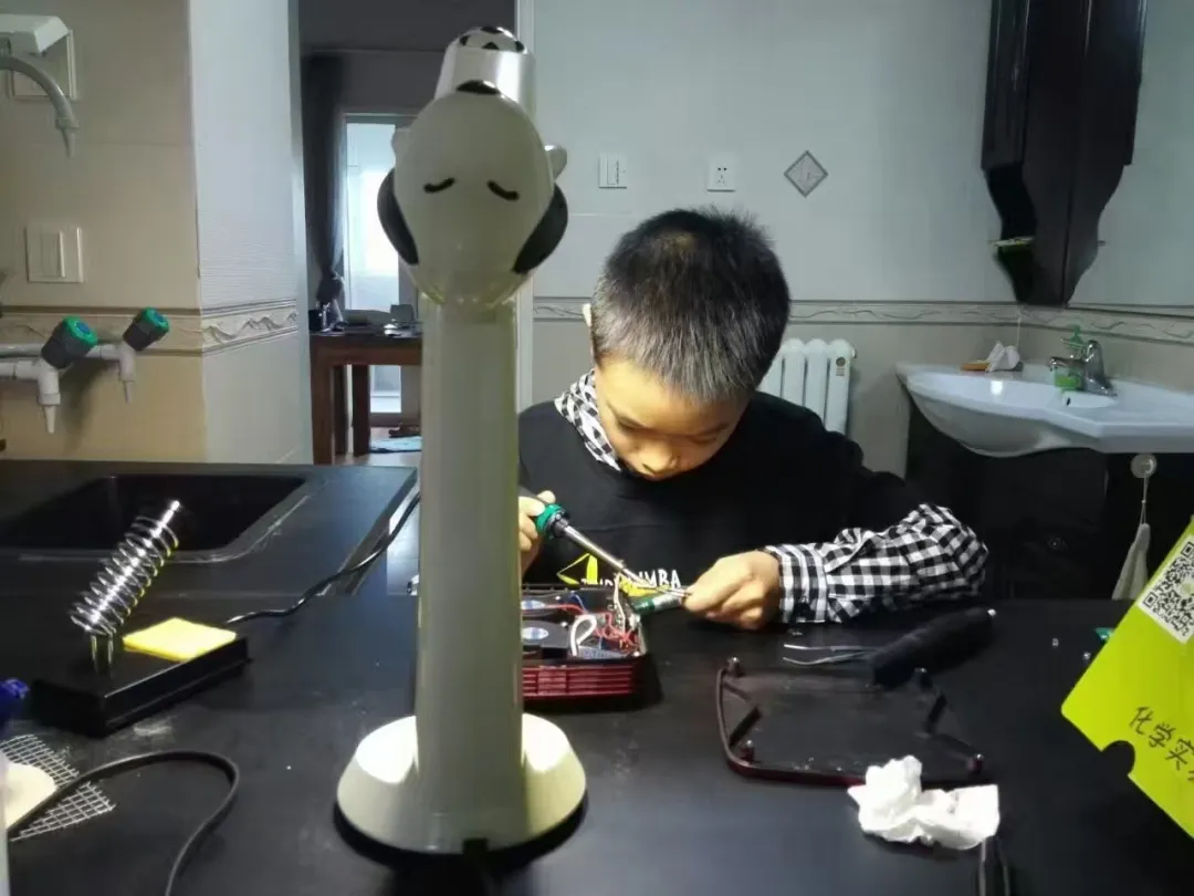 他从小就是一个不安分的孩子,小学为什么受挫?