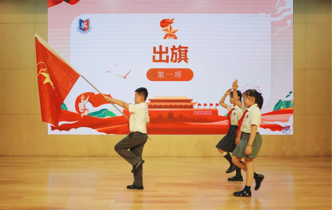 家长代表二（2）中队王禾儿妈妈上台寄语。