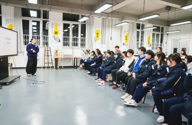 日本多摩美术大学和伦敦艺术大学都以其卓越的学术水平而闻名。