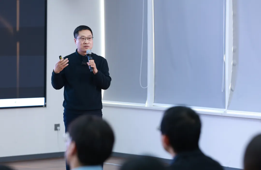 拥抱AI,赋能教学:君诚中外教团队DeepSeek培训