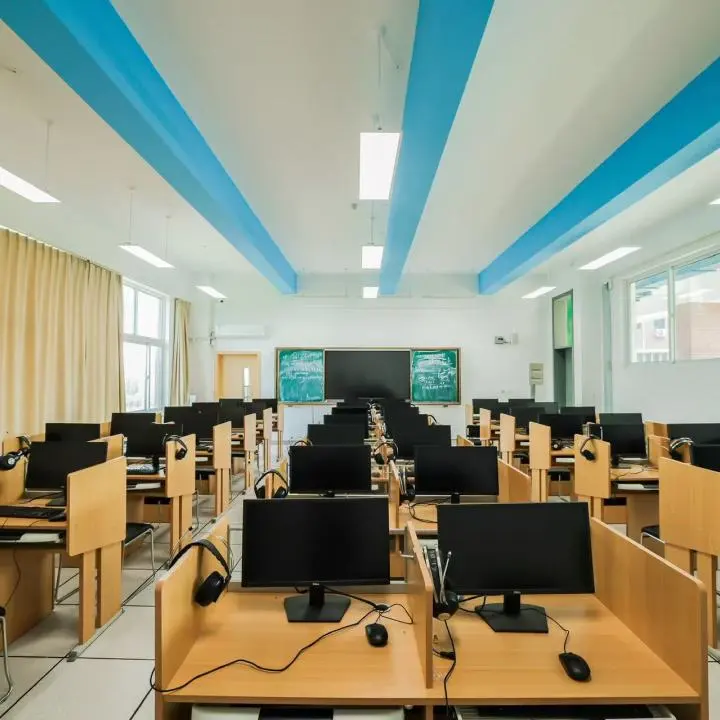 学校与宿舍往返由校车接送。以方便学生上学和放学。(图 2)