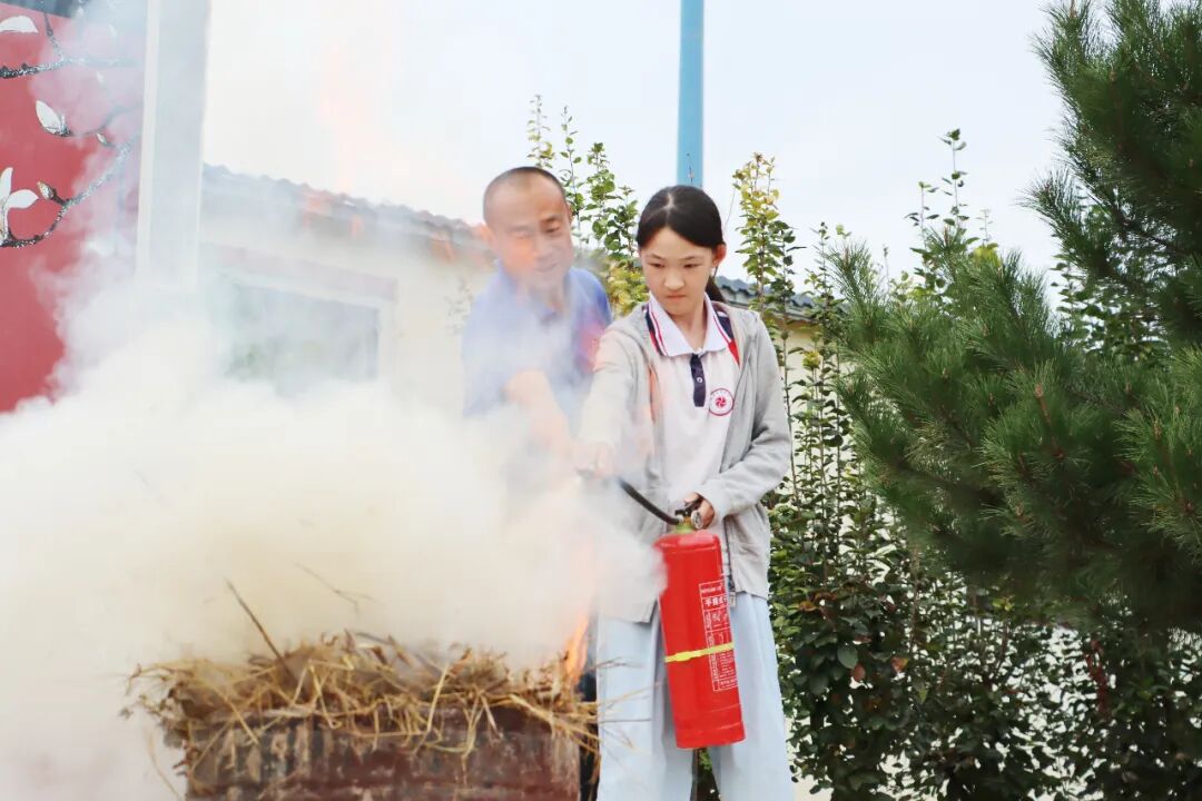 到达操场安全区域后,各班班主任立即清点人数