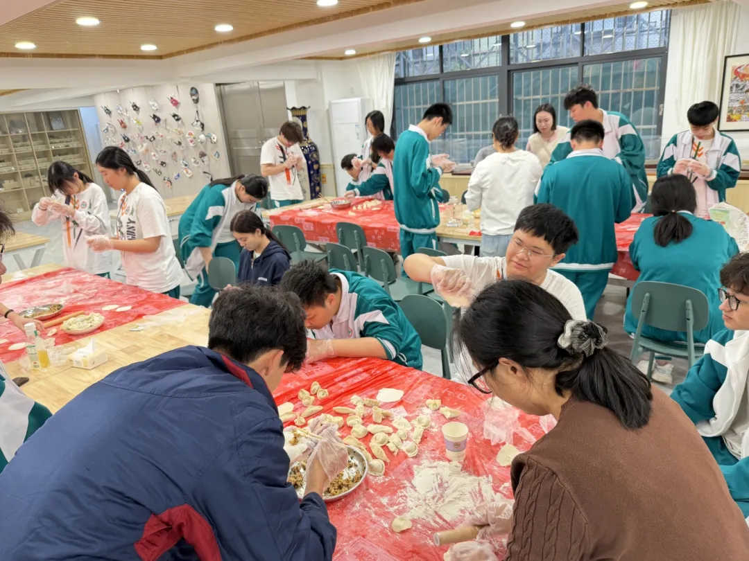 省实越秀国际课程中心的学子们围坐一堂（图 5）