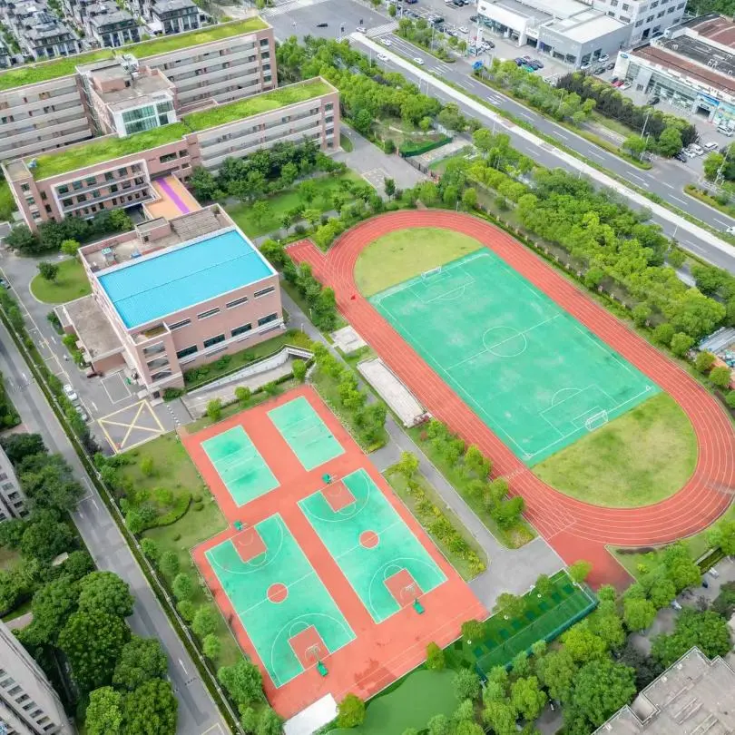 学校与宿舍往返由校车接送。以方便学生上学和放学。(图 7)