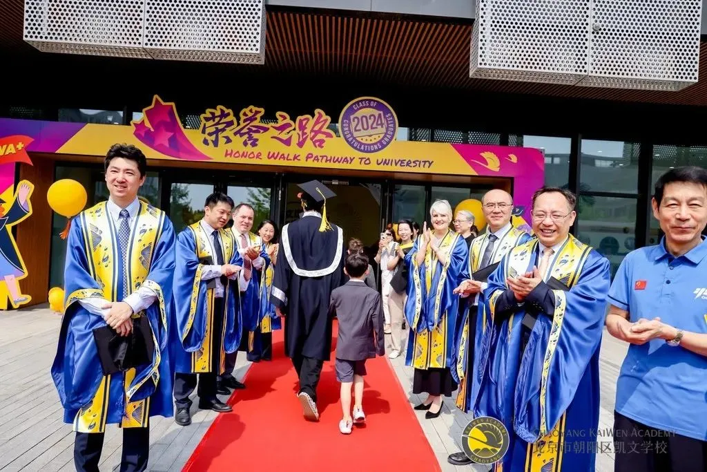 穿梭在小学部走廊，牵起学前班小朋友的手，走上成长之路（图 5）