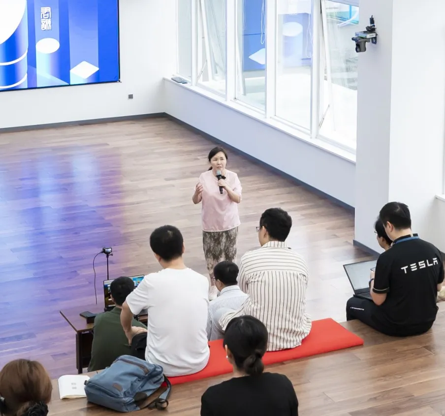 我们认为,教师在适应新趋势和教学方法中扮演着不可替代的角色。