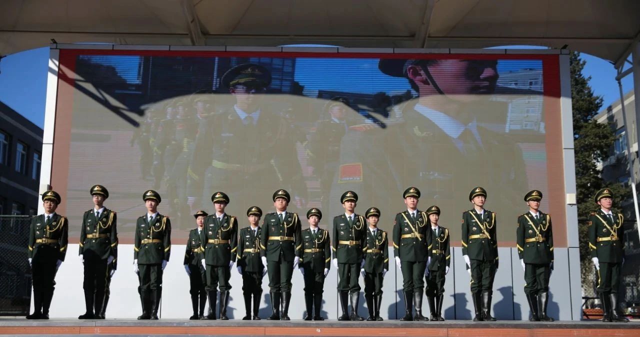 二十一世纪学校国旗护卫队致力于维护国旗荣誉、弘扬国旗文化