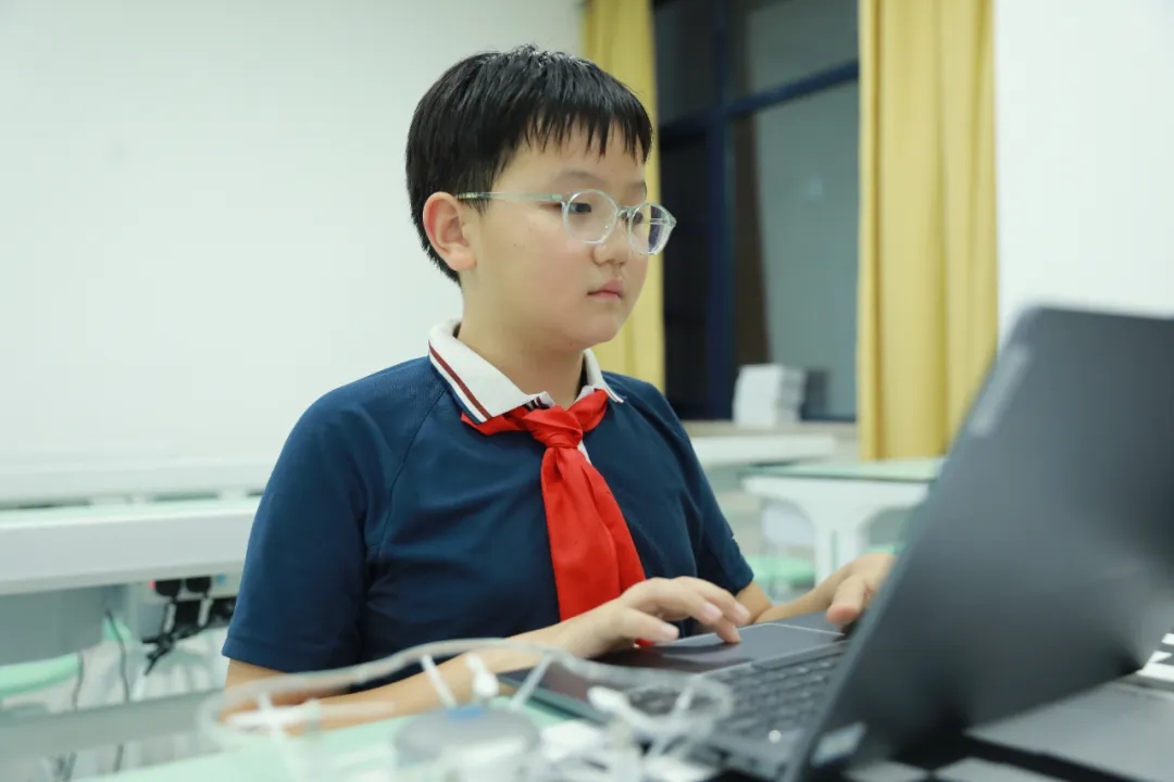 戴新航是个性格沉稳、做事认真的小男孩。