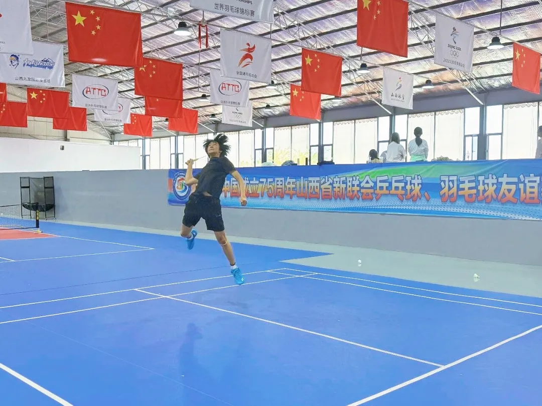 羽毛球赛场中,参赛选手们身手敏捷、腾挪跳跃,挥拍动作干脆利落