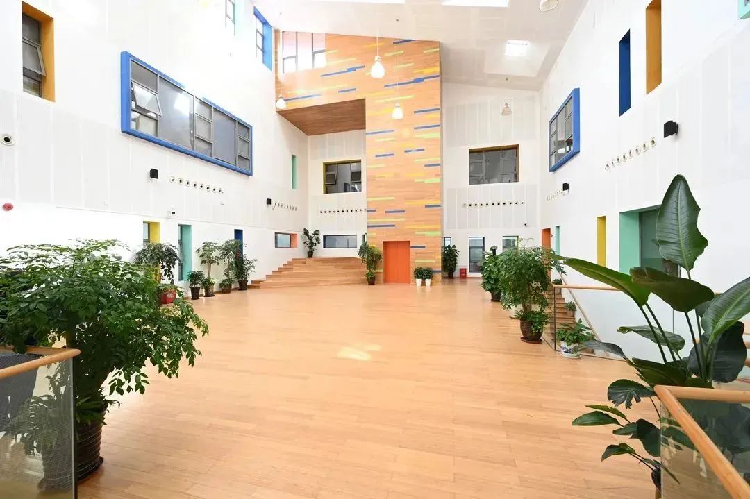 上海金苹果学校