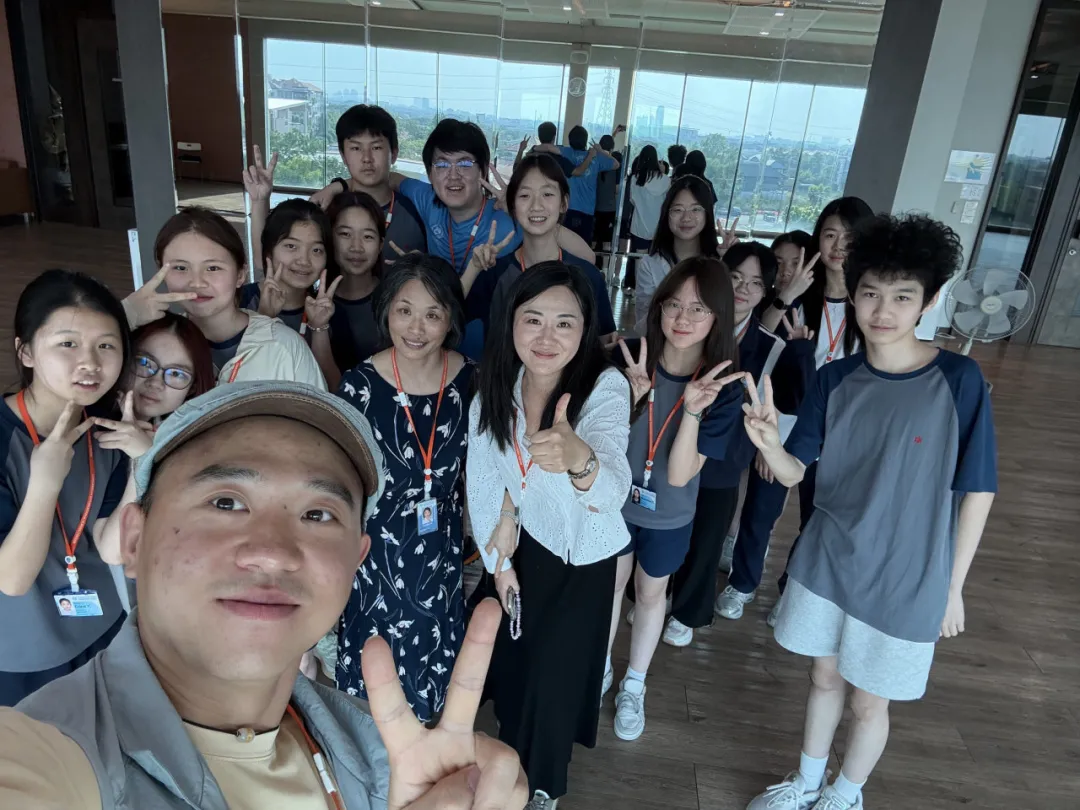 同学们在体验泰国新年文化的同时，也自信地展示中华文化