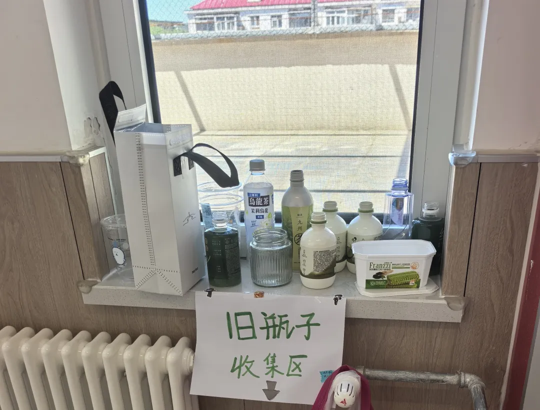 经过精心种植与改造,一盆盆承载着绿意与希望的盆栽整齐摆放在教学楼