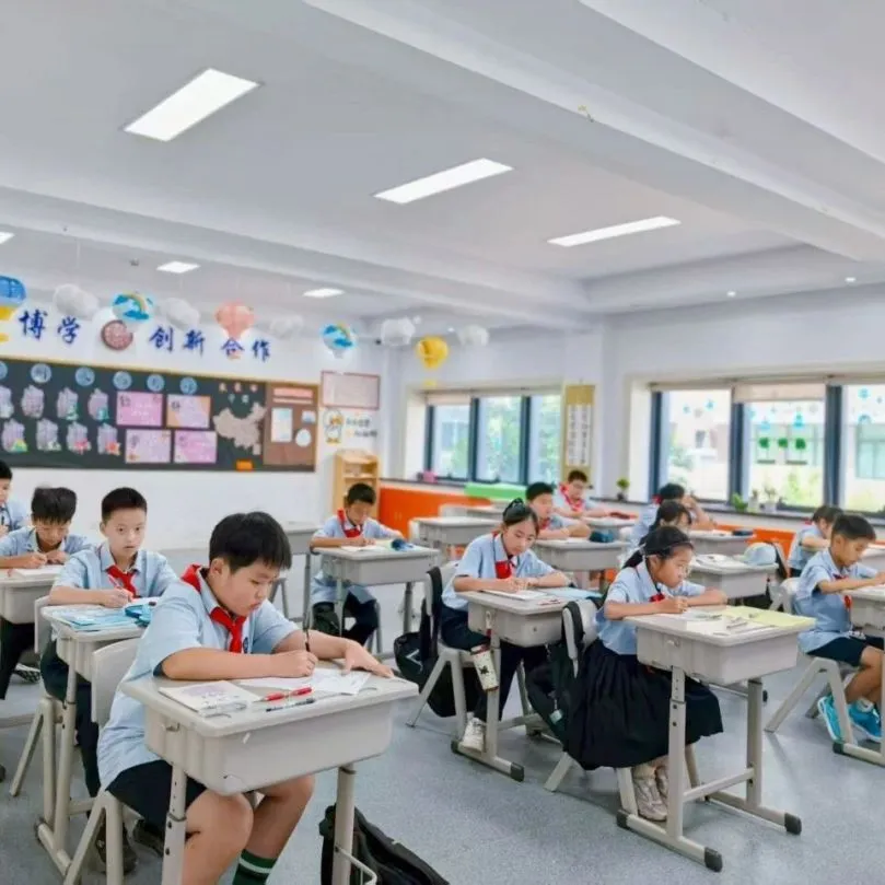 图文实验中心：藏书总量超过20万册，无线网络覆盖范围100%。（图 2）