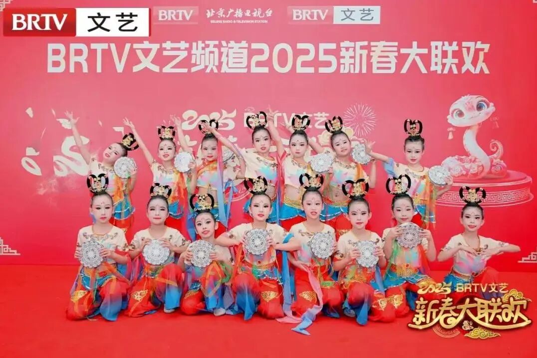 热烈的篮球课上，运球、传球、投篮（图 3）