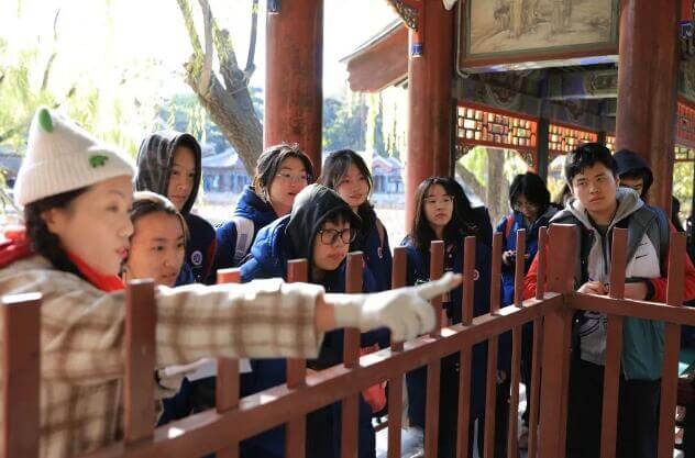 老师们用巧思设计了万寿山南麓和昆明湖北岸之间长廊路线图,根据春(图 2)