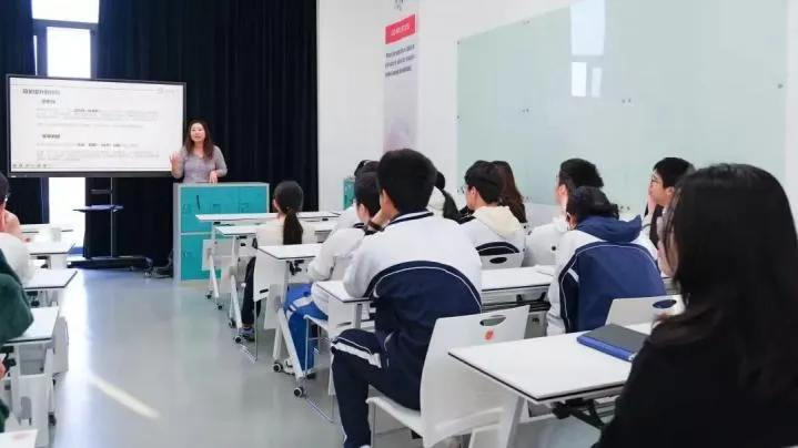 作为一所提供DSE课程的学校,我们致力于为学生提供优质的教学资源
