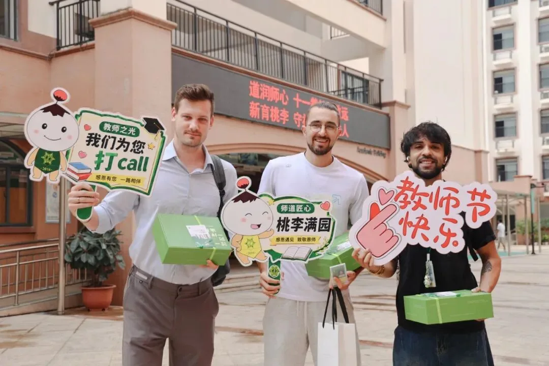 道新三百个月大的宝宝们，今天过节啦！