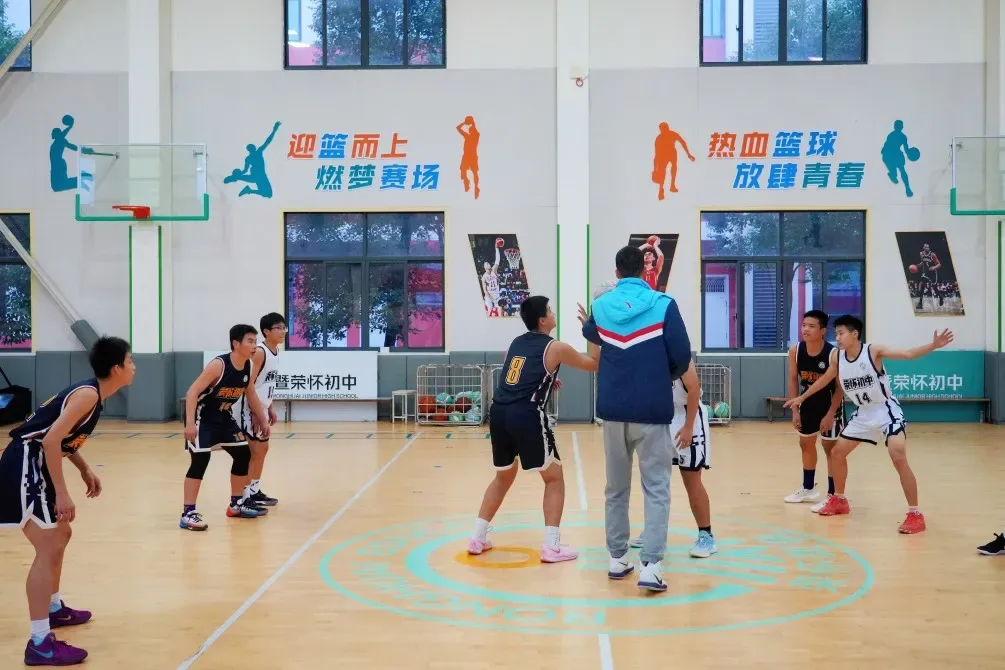 荣怀教育出圈！前 CBA 名将邓力执教男篮，体教融合培养体育特长生