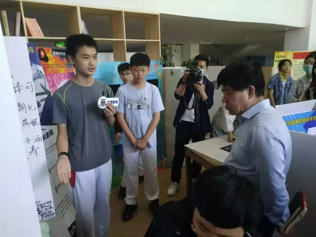 初中教过他的老师说,因为欠缺的知识太多,在学校他逮着人就问问题