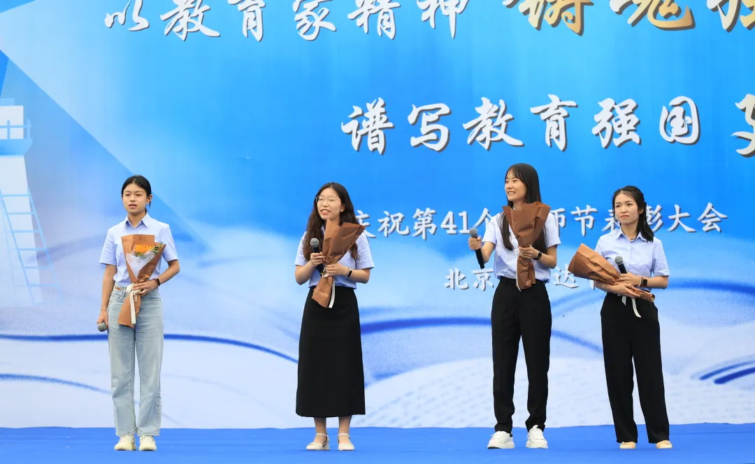 张莹老师以双重身份诠释教育温度 既是高三年级组长,也是考生家长。