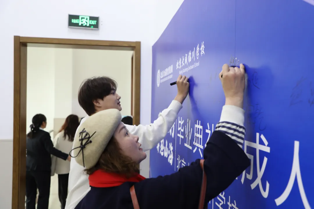 乐声渐缓,学生主持人盛装登场,清润真挚的话语