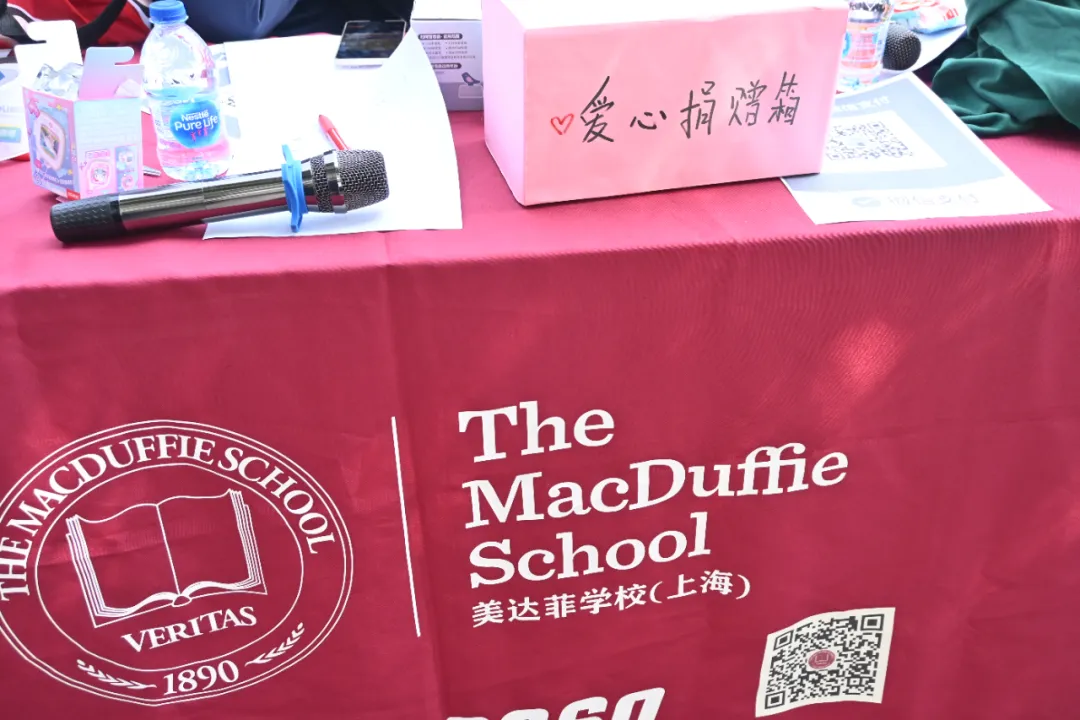 义卖收尾阶段，各摊位快速完成销售统计与物资整理（图 2）