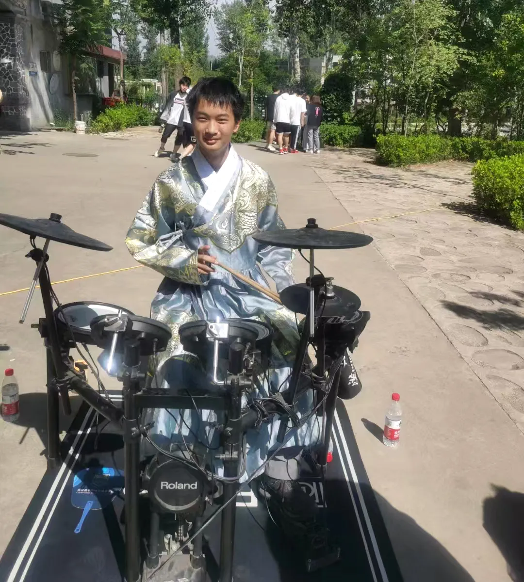 当时小谭妈妈忐忑不安,她也对班主任表达了自己的焦虑,七年没上学