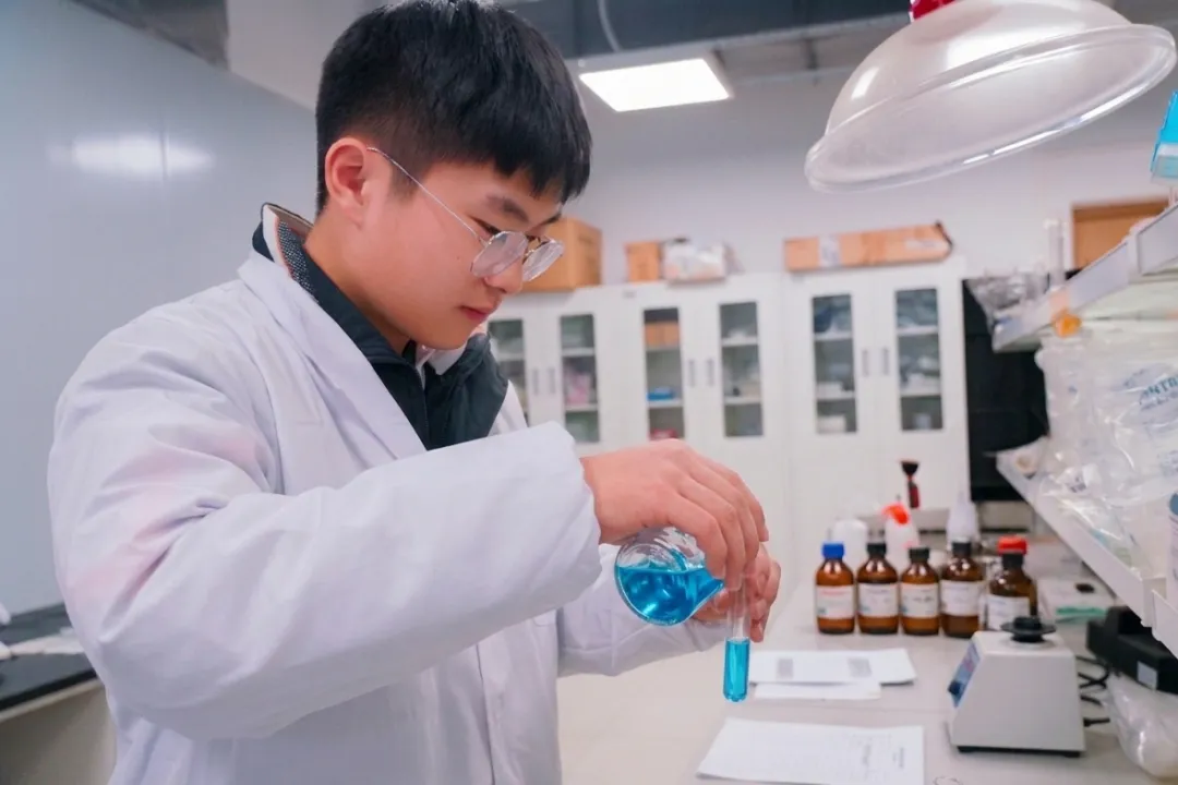 戚洋的故事,是 日拱一卒,功不唐捐 的最好诠释 从对化学的懵懂好