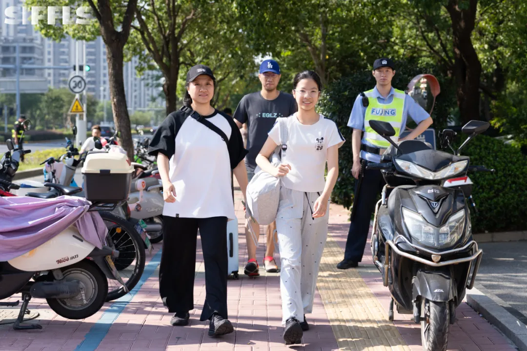 老师、后勤安保人员和家长志愿者们,热心协助,各环节衔接有序(图 2)