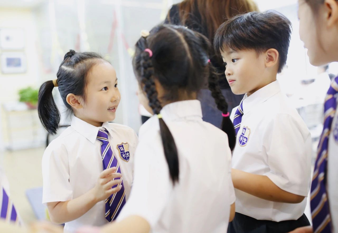 美高双语开设 双轨制 教育模式，尤其是在小学初中阶段