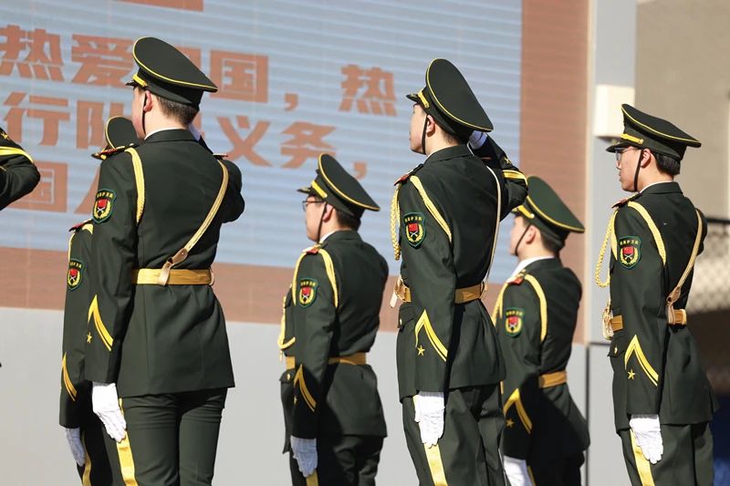 队长何霜祎带领全体队员庄严宣誓: 我志愿加入北京市二十一世纪学校