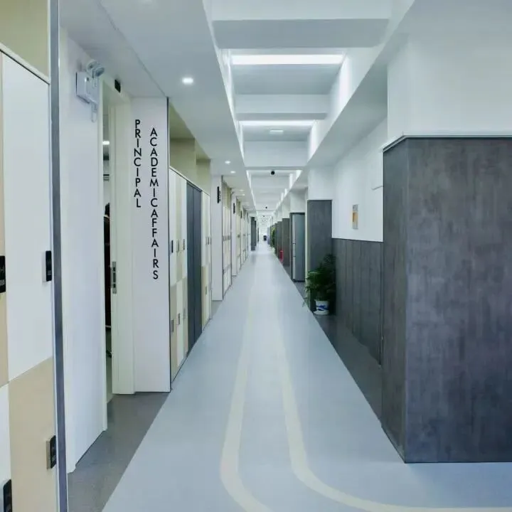 学校致力于打造一所无边界的学校，把课堂知识与社会实践相结合（图 3）