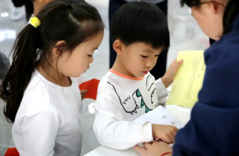 拼音、识字、成语、古诗词变成一道道闯关谜题，孩子们组队抢答。